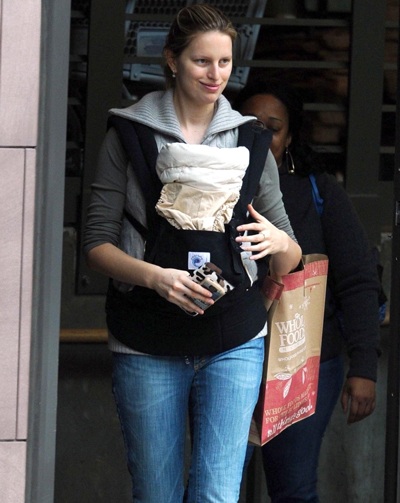 Karolina Kurkova dạo phố cùng em bé mới sinh - 2 Karolina Kurkova dạo phố cùng em bé mới sinh - 2