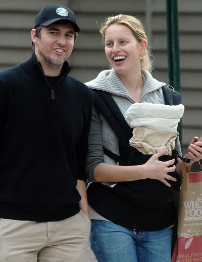 Karolina Kurkova dạo phố cùng em bé mới sinh - 3 Karolina Kurkova dạo phố cùng em bé mới sinh - 3