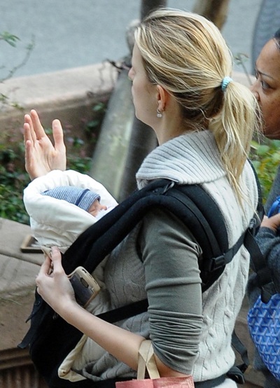 Karolina Kurkova dạo phố cùng em bé mới sinh - 4 Karolina Kurkova dạo phố cùng em bé mới sinh - 4