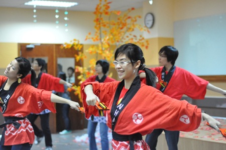 Nữ sinh “say” với điệu múa Geisha - 4 Nữ sinh “say” với điệu múa Geisha - 4