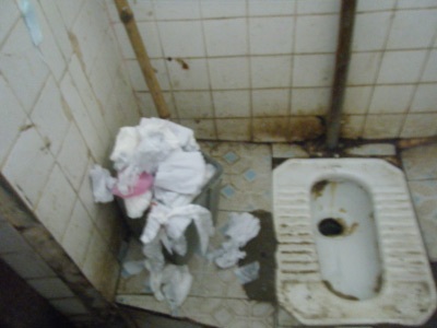 Khiếp đảm nhà vệ sinh bệnh viện - 2 Khiếp đảm nhà vệ sinh bệnh viện - 2