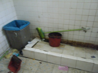 Khiếp đảm nhà vệ sinh bệnh viện - 4 Khiếp đảm nhà vệ sinh bệnh viện - 4