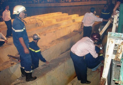 Sà lan 800 tấn tông “vỡ” cầu Thị Nghè - 2 Sà lan 800 tấn tông “vỡ” cầu Thị Nghè - 2