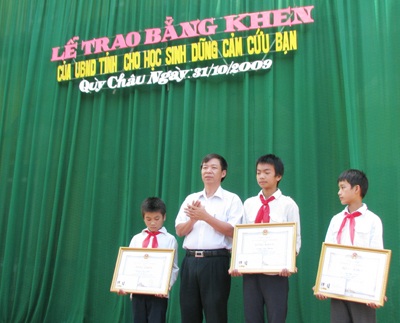 Tặng Huy hiệu Tuổi trẻ dũng cảm cho 3 học sinh cứu bạn - 1