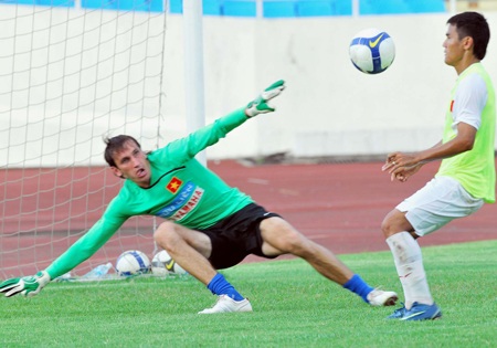 Hạn chế sử dụng cầu thủ ngoại nhập tịch từ mùa giải 2010 - 1