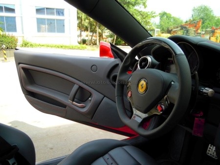 Siêu xe Ferrari California lăn bánh tại Việt Nam - 8 Siêu xe Ferrari California lăn bánh tại Việt Nam - 8