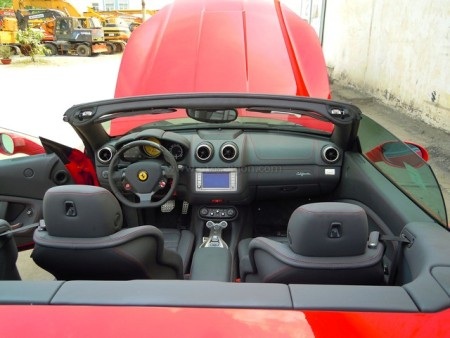 Siêu xe Ferrari California lăn bánh tại Việt Nam - 13 Siêu xe Ferrari California lăn bánh tại Việt Nam - 13