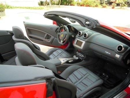 Siêu xe Ferrari California lăn bánh tại Việt Nam - 16 Siêu xe Ferrari California lăn bánh tại Việt Nam - 16