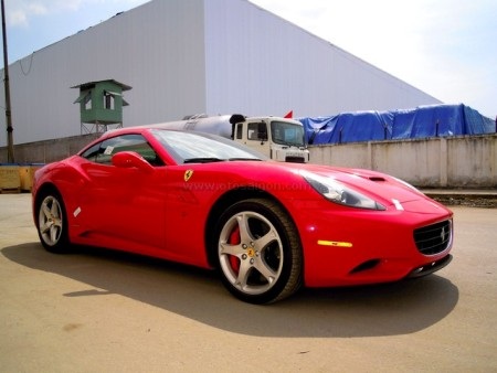 Siêu xe Ferrari California lăn bánh tại Việt Nam - 3 Siêu xe Ferrari California lăn bánh tại Việt Nam - 3