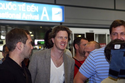 McManaman và Andy Cole đã có mặt tại Hà Nội - 1