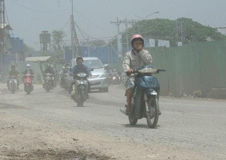 Khói, bụi “quây” thành phố  - 1