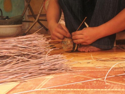 Một ngày ở làng nghề “đan guột” - 3 Một ngày ở làng nghề “đan guột” - 3