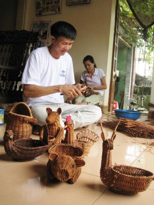 Một ngày ở làng nghề “đan guột” - 4 Một ngày ở làng nghề “đan guột” - 4