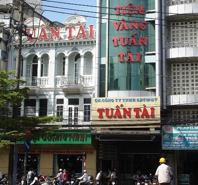 Hàng trăm người quây tiệm vàng đòi nợ - 1 Hàng trăm người quây tiệm vàng đòi nợ - 1