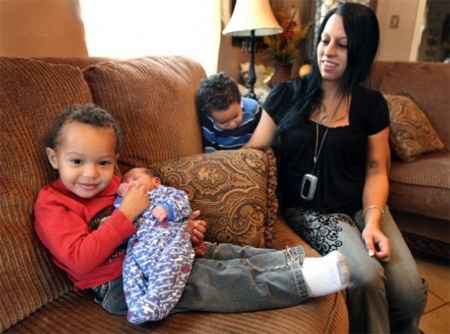 Bé trai 2 tuổi đỡ đẻ thành công giúp mẹ - 1