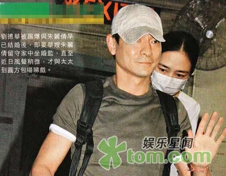 Lưu Đức Hoa không muốn vợ tiếp xúc với người lạ - 1 Lưu Đức Hoa không muốn vợ tiếp xúc với người lạ - 1