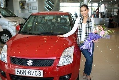 Kim Hiền năng động và cá tính với Suzuki Swift AT - 2