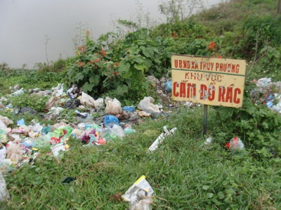 Mặc biển cấm, người dân vẫn “vô tư” xả rác - 1