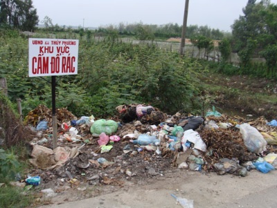 Mặc biển cấm, người dân vẫn “vô tư” xả rác - 2