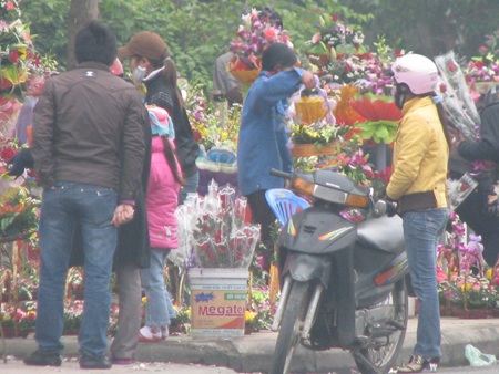“Chúng em sẽ cùng nhau tặng cô, thầy bông hoa này” - 9