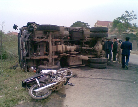 3 học sinh gặp nạn trên đường đi thăm thầy cô - 1