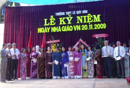 “Chúng em sẽ cùng nhau tặng cô, thầy bông hoa này” - 5 “Chúng em sẽ cùng nhau tặng cô, thầy bông hoa này” - 5