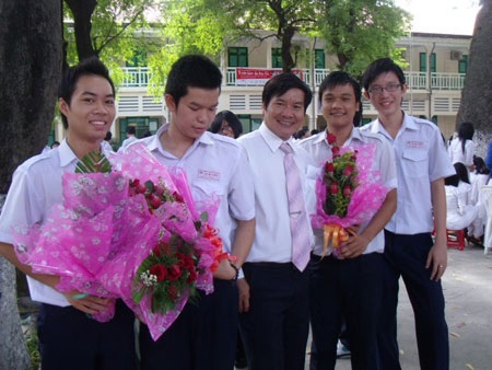 “Chúng em sẽ cùng nhau tặng cô, thầy bông hoa này” - 6 “Chúng em sẽ cùng nhau tặng cô, thầy bông hoa này” - 6