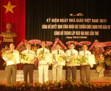 Công bố thành lập Nhà xuất bản Đại học Cần Thơ - 1 Công bố thành lập Nhà xuất bản Đại học Cần Thơ - 1