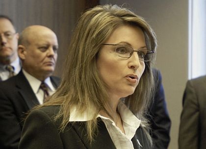 Sarah Palin "biến hóa" với các kiểu tóc - 6 Sarah Palin "biến hóa" với các kiểu tóc - 6