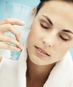 Uống nhiều nước không làm da đẹp lên! - 1 Uống nhiều nước không làm da đẹp lên! - 1