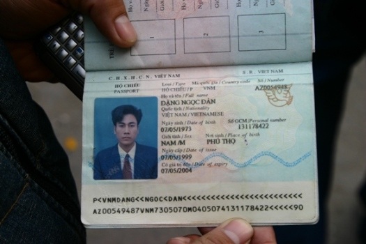 Khống chế con tin, đốt xe gây náo loạn chợ Nhà Xanh - 1