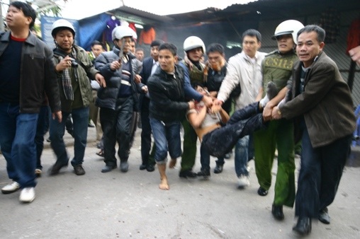 Khống chế con tin, đốt xe gây náo loạn chợ Nhà Xanh - 3