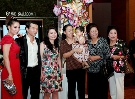 Trương Ngọc Ánh hạnh phúc trong lễ thôi nôi con gái - 10 Trương Ngọc Ánh hạnh phúc trong lễ thôi nôi con gái - 10