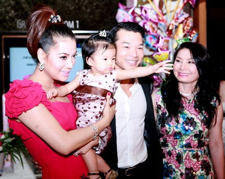 Trương Ngọc Ánh hạnh phúc trong lễ thôi nôi con gái - 1 Trương Ngọc Ánh hạnh phúc trong lễ thôi nôi con gái - 1