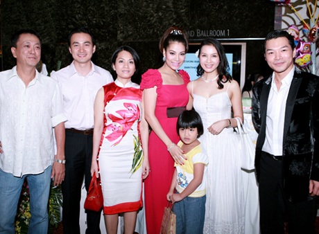 Trương Ngọc Ánh hạnh phúc trong lễ thôi nôi con gái - 23 Trương Ngọc Ánh hạnh phúc trong lễ thôi nôi con gái - 23