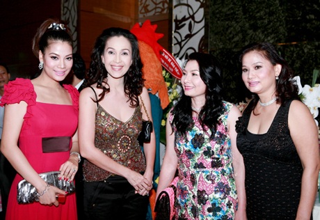 Trương Ngọc Ánh hạnh phúc trong lễ thôi nôi con gái - 3 Trương Ngọc Ánh hạnh phúc trong lễ thôi nôi con gái - 3
