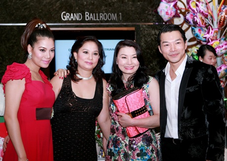 Trương Ngọc Ánh hạnh phúc trong lễ thôi nôi con gái - 6 Trương Ngọc Ánh hạnh phúc trong lễ thôi nôi con gái - 6
