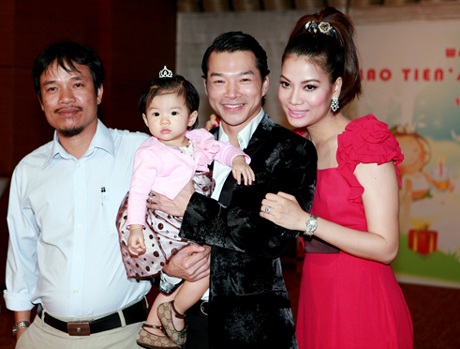 Trương Ngọc Ánh hạnh phúc trong lễ thôi nôi con gái - 8 Trương Ngọc Ánh hạnh phúc trong lễ thôi nôi con gái - 8