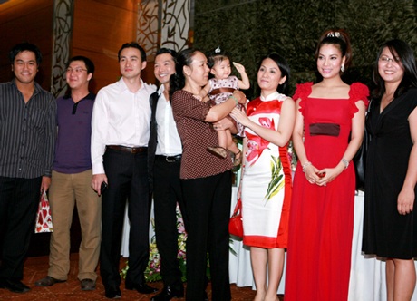 Trương Ngọc Ánh hạnh phúc trong lễ thôi nôi con gái - 9 Trương Ngọc Ánh hạnh phúc trong lễ thôi nôi con gái - 9