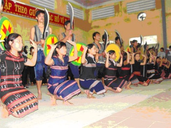 Mở hội cồng chiêng trong ngày Nhà giáo Việt Nam - 1 Mở hội cồng chiêng trong ngày Nhà giáo Việt Nam - 1
