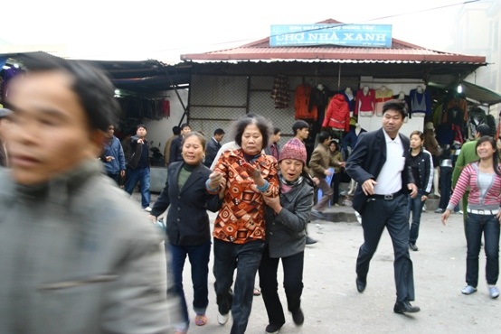 Khống chế con tin, đốt xe gây náo loạn chợ Nhà Xanh - 2