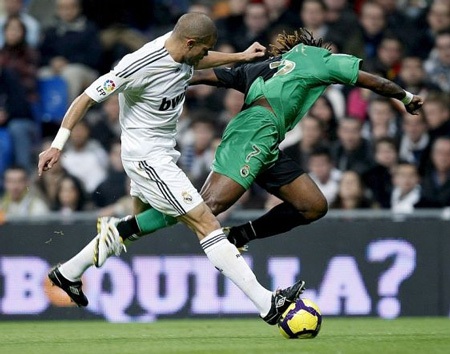 Thắng nhọc nhằn Racing, Real Madrid soán ngôi Barca - 1