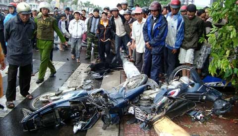 Xe cẩu “lùa” 6 xe máy đang chờ đèn giao thông - 2 Xe cẩu “lùa” 6 xe máy đang chờ đèn giao thông - 2