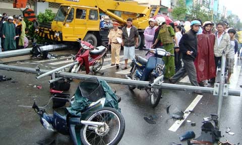 Xe cẩu “lùa” 6 xe máy đang chờ đèn giao thông - 3 Xe cẩu “lùa” 6 xe máy đang chờ đèn giao thông - 3