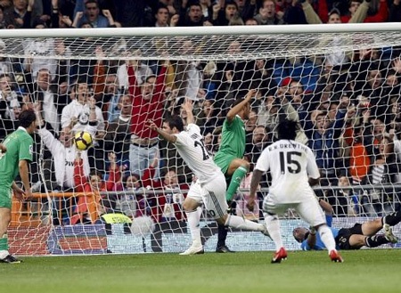 Thắng nhọc nhằn Racing, Real Madrid soán ngôi Barca - 2