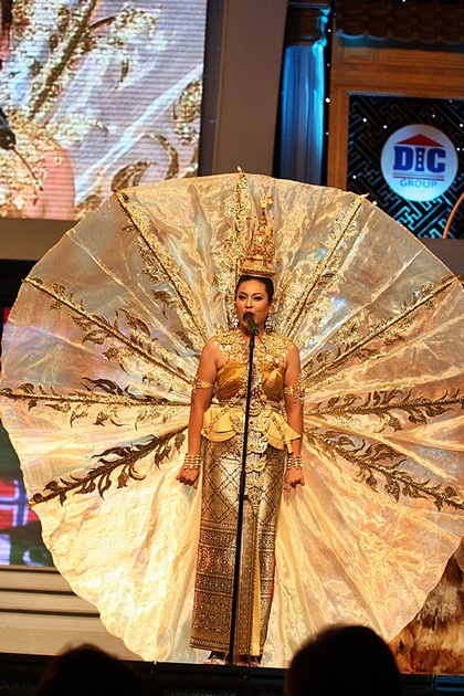 Các quý bà rực rỡ trong trang phục dân tộc - 10 Các quý bà rực rỡ trong trang phục dân tộc - 10