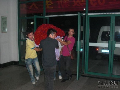 Lời tỏ tình “chở” bằng… xe tải - 1