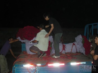 Lời tỏ tình “chở” bằng… xe tải - 2