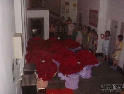 Lời tỏ tình “chở” bằng… xe tải - 5