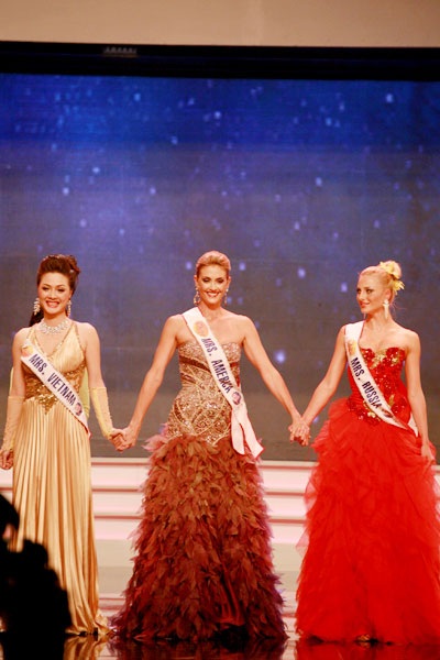 Ảnh đẹp đêm chung kết Hoa hậu quý bà Thế giới 2009 - 12